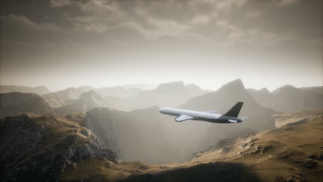 Passagierflugzeug-über-Berglandschaft